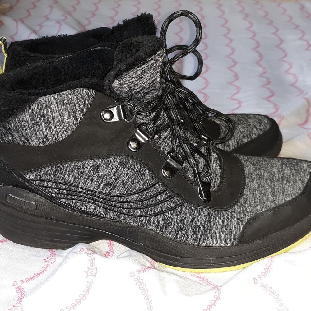 B zees women's size 6m boots with the fur